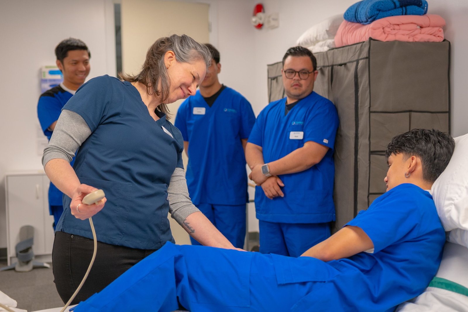 Personne posant les mains au-dessus d'un patient allongé, lumière douce, ambiance de cabinet de magnétisme.