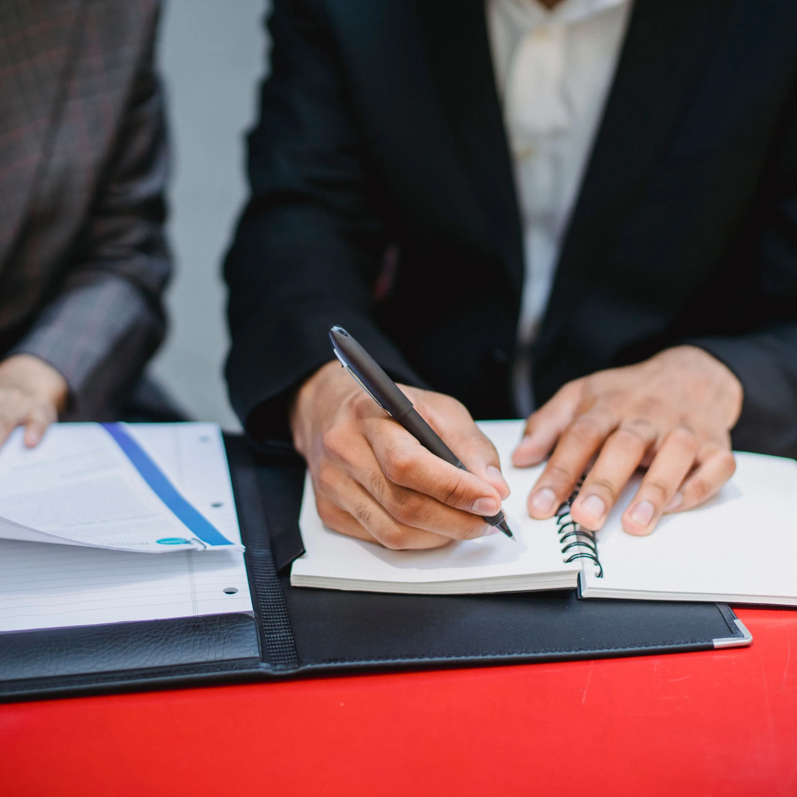 Un conseiller et une candidate relisent ensemble la proposition de formation, le dossier ouvert sur la table