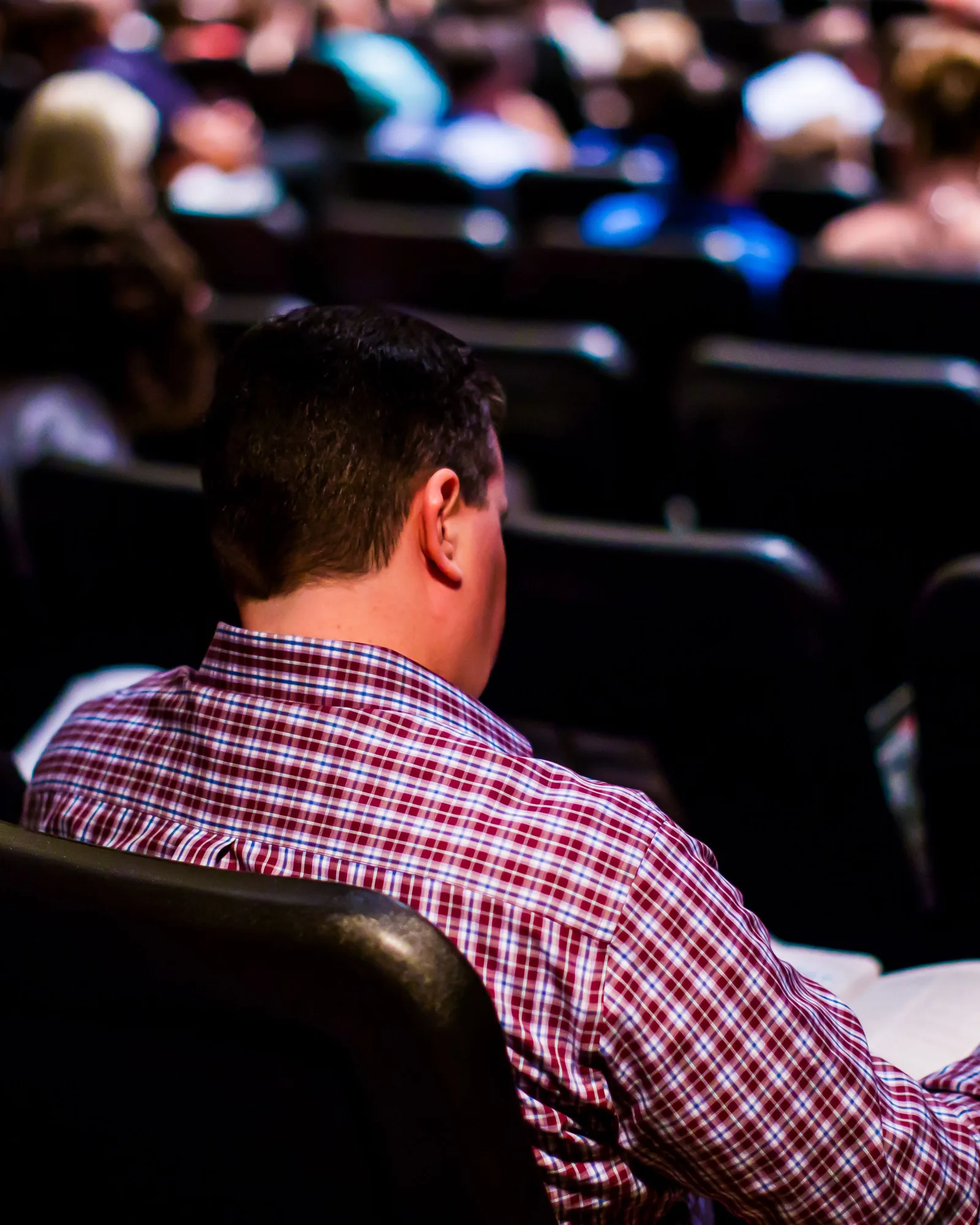 Adulte en formation professionnelle prenant des notes dans une salle de cours